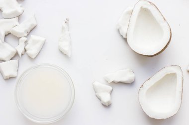 Üstten görünüm barışlar Hindistan cevizi. En iyi kavramı tüm doğal yüz nemlendirici. Yüz tedavi hazırlık arka plan