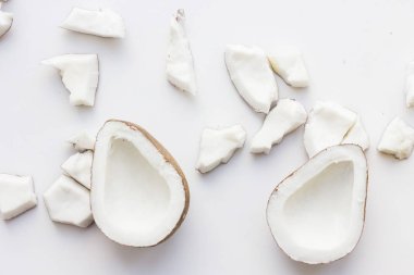 Üstten görünüm barışlar Hindistan cevizi. En iyi kavramı tüm doğal yüz nemlendirici. Yüz tedavi hazırlık arka plan