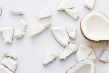 Üstten görünüm barışlar Hindistan cevizi. En iyi kavramı tüm doğal yüz nemlendirici. Yüz tedavi hazırlık arka plan