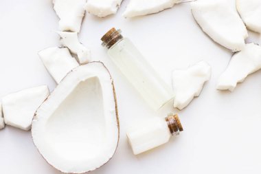 Üstten görünüm barışlar Hindistan cevizi. En iyi kavramı tüm doğal yüz nemlendirici. Yüz tedavi hazırlık arka plan