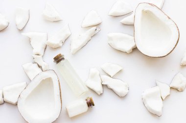 Üstten görünüm barışlar Hindistan cevizi. En iyi kavramı tüm doğal yüz nemlendirici. Yüz tedavi hazırlık arka plan