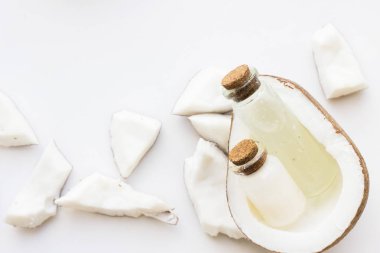 Doğal bitkisel cilt bakım ürünleri, üstten görünüm malzemeler Hindistan cevizi özü yağlıboya tablo kavramı en iyi tüm doğal yüz nemlendirici. Yüz tedavi hazırlık arka plan