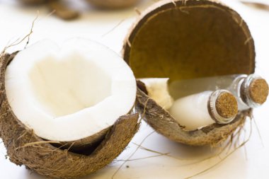 Doğal bitkisel cilt bakım ürünleri, üstten görünüm malzemeler Hindistan cevizi özü yağlıboya tablo kavramı en iyi tüm doğal yüz nemlendirici. Yüz tedavi hazırlık arka plan