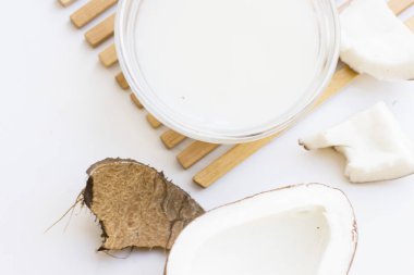 Doğal bitkisel cilt bakım ürünleri, üstten görünüm malzemeler Hindistan cevizi özü yağı ahşap tahtası kavramı en iyi tüm doğal yüz nemlendirici. Yüz tedavi hazırlık arka plan