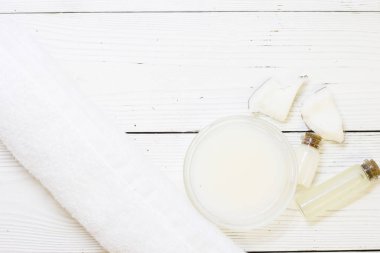 Üstten görünüm barışlar Hindistan cevizi. En iyi kavramı tüm doğal yüz nemlendirici. Yüz tedavi hazırlık arka plan