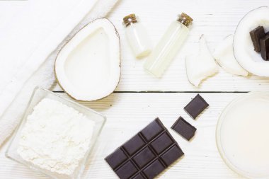 Doğal bitkisel cilt bakım ürünleri, en iyi tüm doğal yüz nemlendirici malzemeler Hindistan cevizi, chocalate tablo kavramı en iyi Tarih görüntüleyin. Yüz tedavi hazırlık arka plan