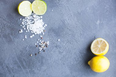 Heathy gıda vejetaryen kavramı. Kopya alanı, üstten görünüm karanlık bir beton zemin üzerine kireç ve limon ve tuz taneleri kesmek