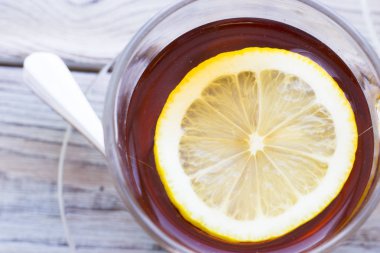 Siyah çay töreni - cam çay, çay yaprakları, şeker, sarı limon, tam bir ahşap kurulları zemin üzerine baharat. Üstten görünüm