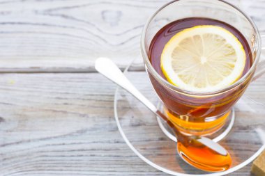 Siyah çay töreni - cam çay, çay yaprakları, şeker, sarı limon, tam bir ahşap kurulları zemin üzerine baharat. Üstten görünüm