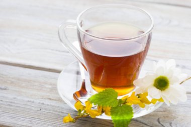 Siyah çay töreni - cam çay, çay yaprakları, şeker, sarı limon, tam bir ahşap kurulları zemin üzerine baharat. Üstten görünüm