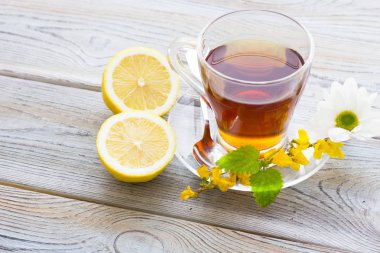 Siyah çay töreni - cam çay, çay yaprakları, şeker, sarı limon, tam bir ahşap kurulları zemin üzerine baharat. Üstten görünüm