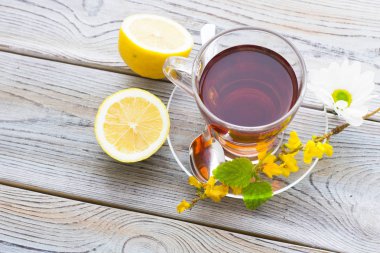 Siyah çay töreni - cam çay, çay yaprakları, şeker, sarı limon, tam bir ahşap kurulları zemin üzerine baharat. Üstten görünüm