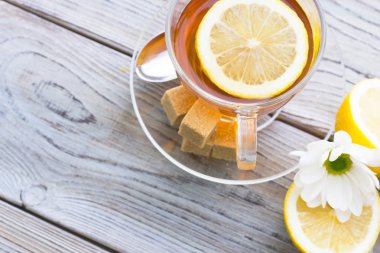 Siyah çay töreni - cam çay, çay yaprakları, şeker, sarı limon, tam bir ahşap kurulları zemin üzerine baharat. Üstten görünüm