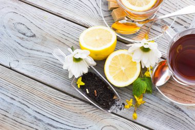 Siyah çay töreni - cam çay, çay yaprakları, şeker, sarı limon, tam bir ahşap kurulları zemin üzerine baharat. Üstten görünüm