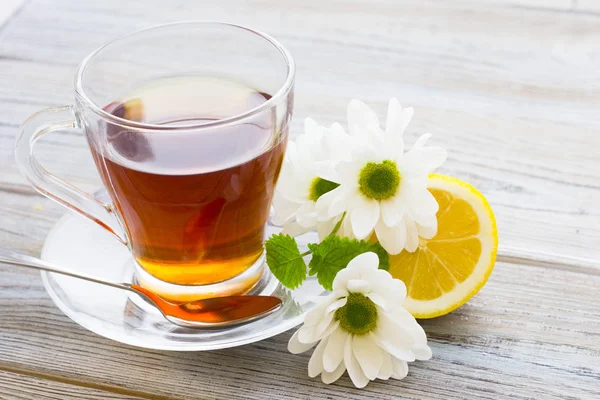 红茶仪式 满满一杯茶 黄色柠檬 木板上的香料背景 顶视图 — 图库照片