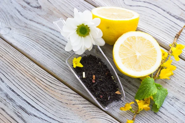 Schwarze Teezeremonie Glas Voll Tee Teeblätter Zucker Gelbe Zitrone Gewürze — Stockfoto