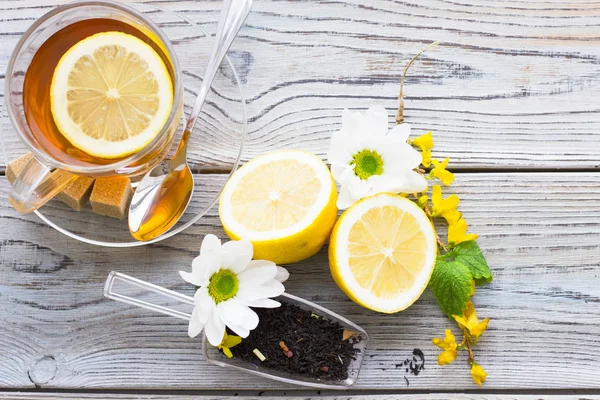 红茶仪式 满满一杯茶 黄色柠檬 木板上的香料背景 顶视图 — 图库照片