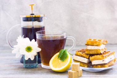 Siyah çay töreni - gözleme, cam tam çay, cam aranjman, çay yaprakları, şeker, sarı limon, çiçek, baharat ahşap Komiteler arka plan üzerinde. Üstten görünüm