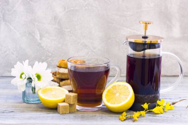 Siyah çay töreni - gözleme, cam tam çay, cam aranjman, çay yaprakları, şeker, sarı limon, çiçek, baharat ahşap Komiteler arka plan üzerinde. Üstten görünüm