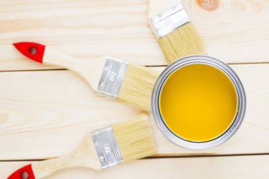 Ev yenileme kavramı, Derma boya... kutularını ve boya fırçaları ahşap arka plan üstten görünüm üzerinde