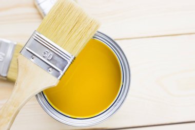 Ev yenileme kavramı, Derma boya... kutularını ve boya fırçaları ahşap arka plan üstten görünüm üzerinde