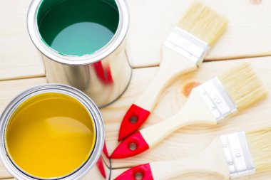 Ev yenileme kavramı, Derma boya... kutularını ve boya fırçaları ahşap arka plan üstten görünüm üzerinde