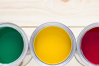 Ev yenileme kavramı, Derma boya ahşap arka plan üstten görünüm üzerinde kutular.