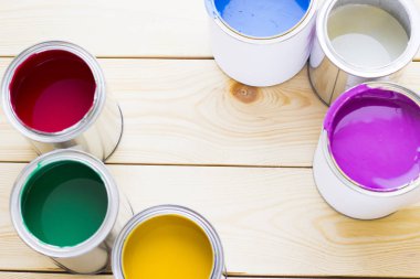 Ev yenileme kavramı, Derma boya ahşap arka plan üstten görünüm üzerinde kutular.