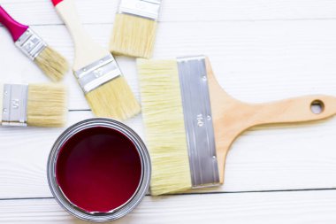 Ev yenileme kavramı, Derma boya... kutularını ve boya fırçaları ahşap arka plan üstten görünüm üzerinde