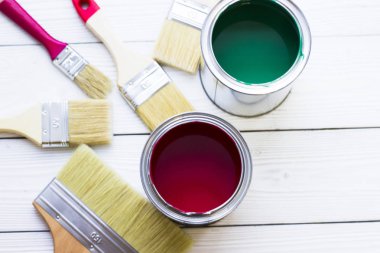 Ev yenileme kavramı, Derma boya... kutularını ve boya fırçaları ahşap arka plan üstten görünüm üzerinde