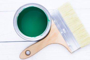 Ev yenileme kavramı, Derma boya... kutularını ve boya fırçaları ahşap arka plan üstten görünüm üzerinde