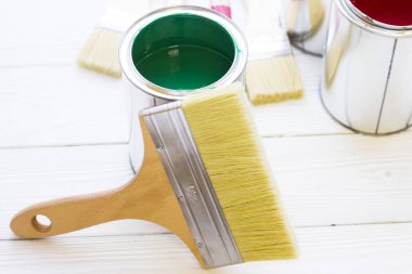 Ev yenileme kavramı, Derma boya... kutularını ve boya fırçaları ahşap arka plan üstten görünüm üzerinde