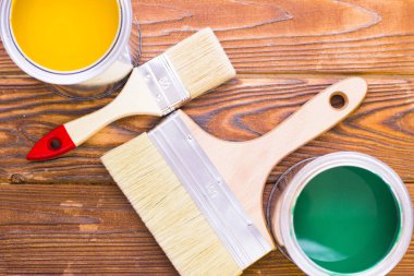 Ev yenileme kavramı, Derma boya... kutularını ve koyu ahşap arka plan üstten görünüm üzerinde boya fırçaları