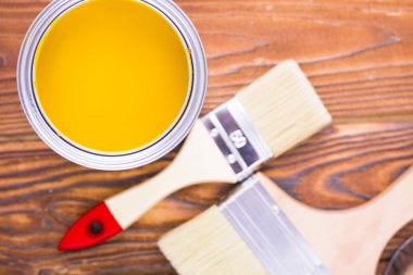 Ev yenileme kavramı, Derma boya... kutularını ve koyu ahşap arka plan üstten görünüm üzerinde boya fırçaları