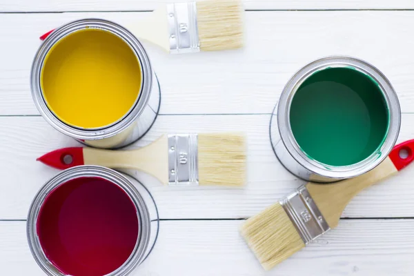 Hus Renovering Koncept Colorfull Paint Burkar Och Penslar Trä Bakgrund — Stockfoto
