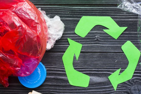 Umweltschutz Ökologie Und Recyclingkonzept Recyclingschild Und Müll Auf Dunklem Holzhintergrund — Stockfoto