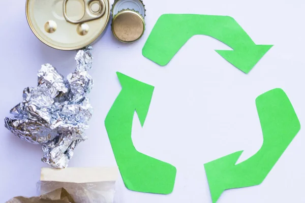 生态和回收理念 回收标志 记事本和垃圾在白色背景上的高视图特写镜头 — 图库照片