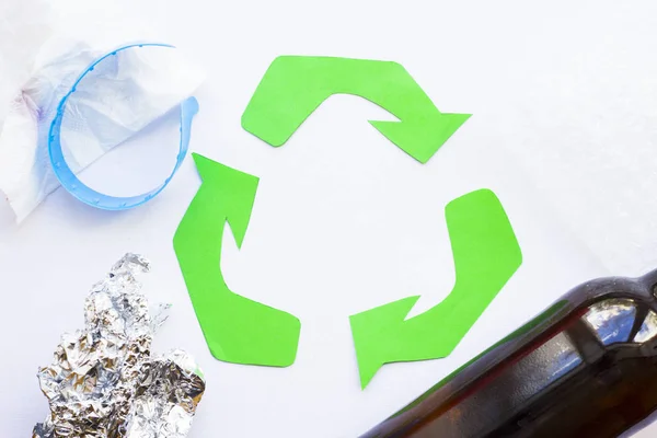 環境保護 エコロジー リサイクルコンセプト リサイクルサイン メモ帳 白い背景のトップビュークローズアップ ストックフォト