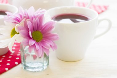 Siyah çay töreni - çay, çaydanlık, beyaz nokta arka plan ile kırmızı çiçek bir fincan, üst görünümü, closeup