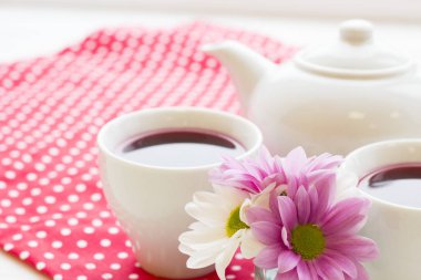 Siyah çay töreni - çay, çaydanlık, beyaz nokta arka plan ile kırmızı çiçek bir fincan, üst görünümü, closeup