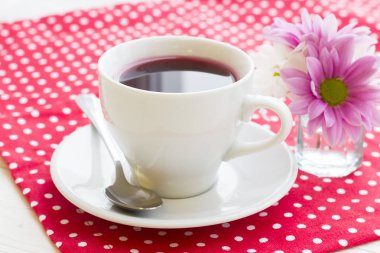 Siyah çay töreni - çay, çaydanlık, beyaz nokta arka plan ile kırmızı çiçek bir fincan, üst görünümü, closeup