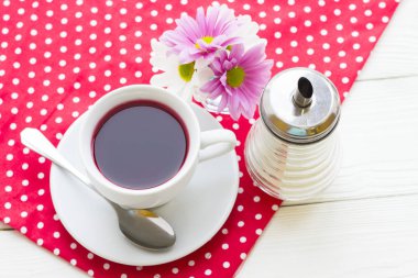 Siyah çay töreni - çay, çaydanlık, beyaz nokta arka plan ile kırmızı çiçek bir fincan, üst görünümü, closeup