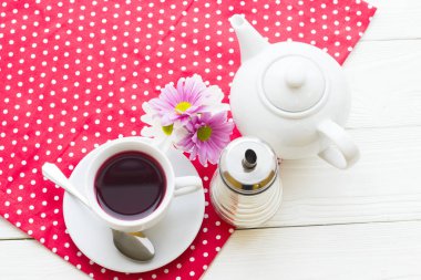 Siyah çay töreni - çay, çaydanlık, beyaz nokta arka plan ile kırmızı çiçek bir fincan, üst görünümü, closeup