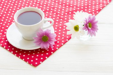 Siyah çay töreni - bir fincan çay, Çaydanlık, şeker, kek, beyaz noktalar arka plan, üstten görünüm, closeup ile kırmızı çiçekler