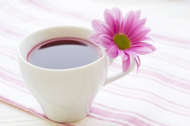 Siyah çay töreni - bir fincan çay, Çaydanlık, şeker, kek, çiçekleri Beyaz ahşap rustik arka plan, üstten görünüm, portre