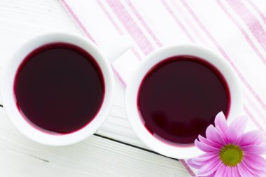 Siyah çay töreni - bir fincan çay, Çaydanlık, şeker, kek, çiçekleri Beyaz ahşap rustik arka plan, üstten görünüm, portre