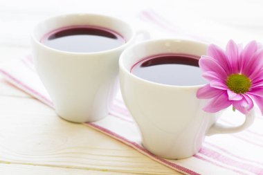 Siyah çay töreni - bir fincan çay, çaydanlık, şeker, kek, çiçekleri Beyaz ahşap rustik arka planda