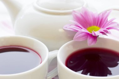 Siyah çay töreni - bir fincan çay, çaydanlık, şeker, kek, çiçekleri Beyaz ahşap rustik arka planda