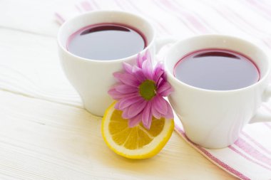 Siyah çay töreni - bir fincan çay, çaydanlık, şeker, kek, çiçekleri Beyaz ahşap rustik arka planda