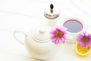 Siyah çay töreni - bir fincan çay, çaydanlık, şeker, kek, çiçekleri Beyaz ahşap rustik arka planda